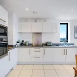 Modern 3-Bedroom, 1-Bathroom Apartment In East London