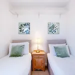 Modern 3-Bedroom, 1-Bathroom Apartment In East London
