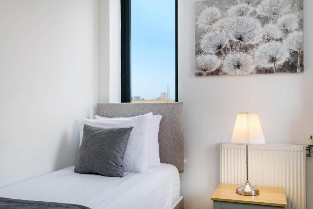 Modern 3-bedroom, 1-bathroom In East * Londra