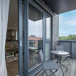 Modern 3-Bedroom, 1-Bathroom Apartment In East London