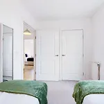 Modern 3-Bedroom, 1-Bathroom Apartment In East London
