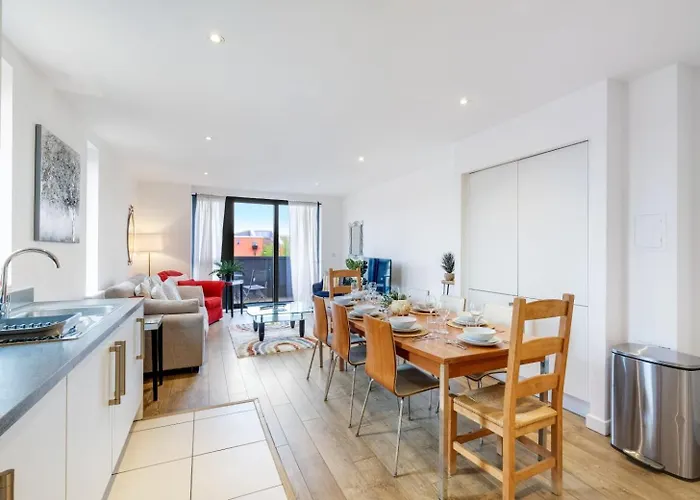 Modern 3-Bedroom, 1-Bathroom Apartment In East London